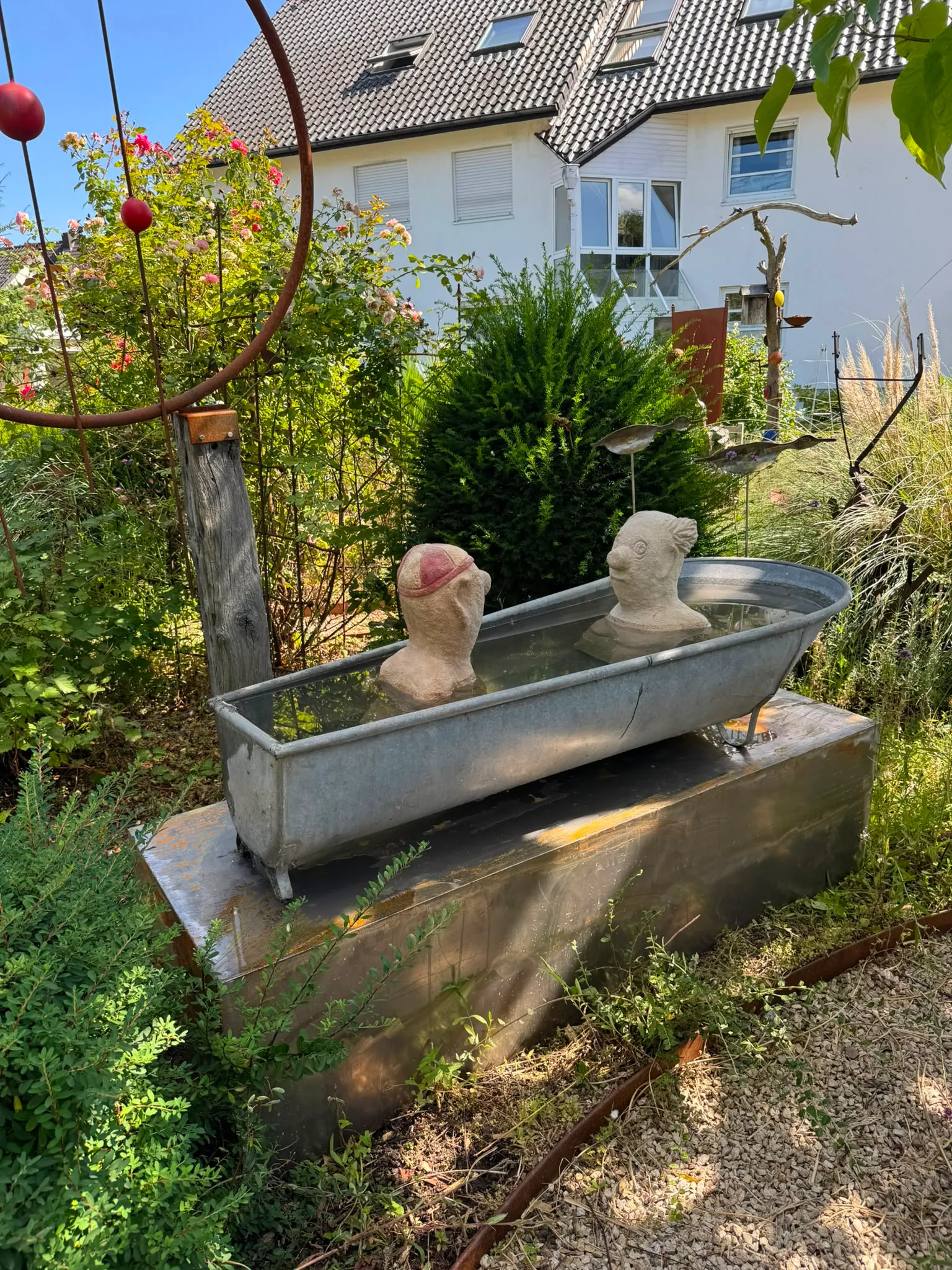 Skulpturen in einer Zinkwanne im Kunstgarten