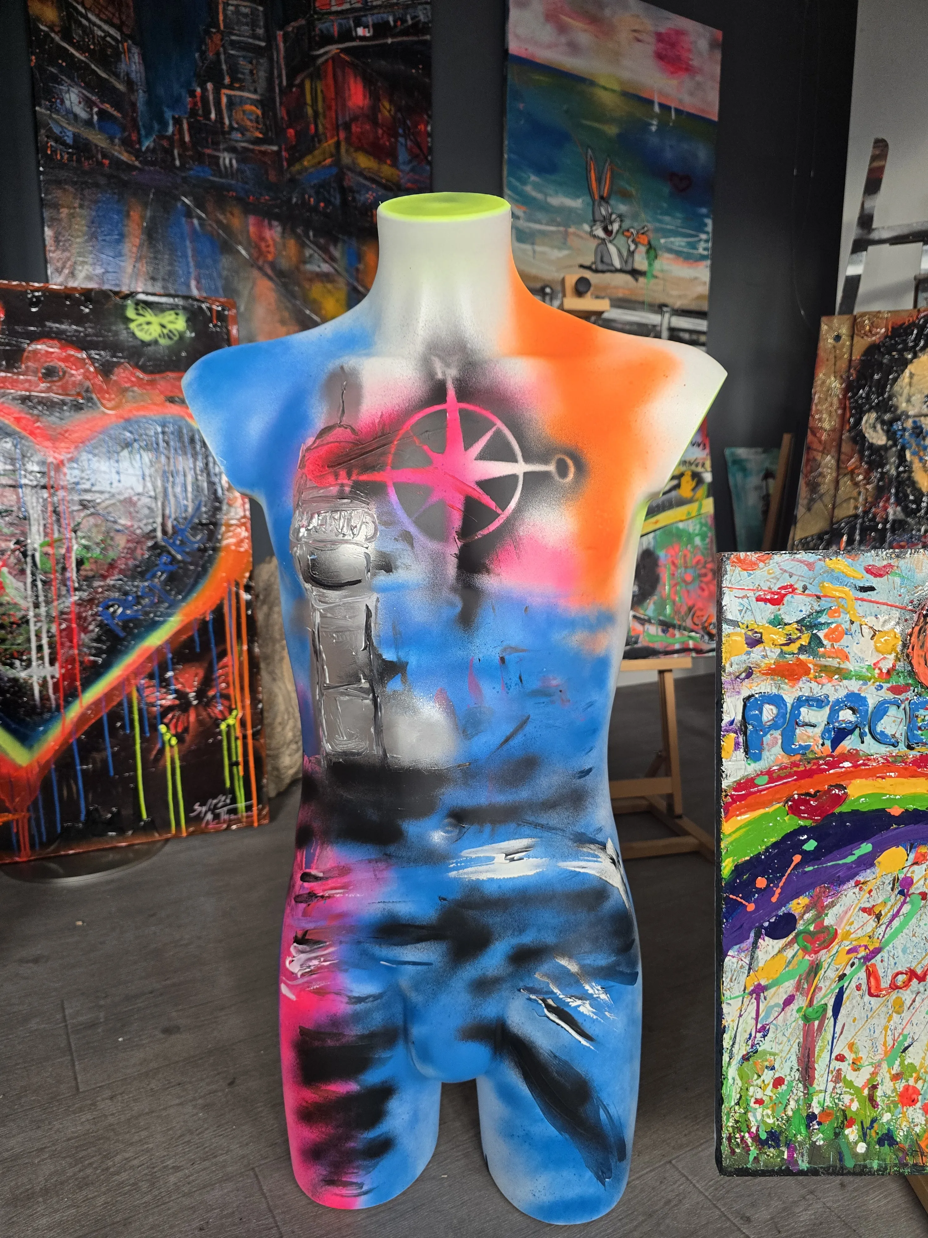Bemalte Skulptur im Atelier, gesprayt in Blau, Orange und Pink